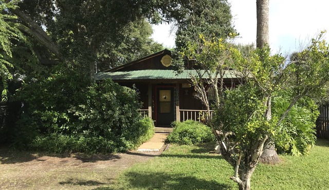 CHARMING 2/2 COTTAGE JUST A SHORT WALK TO THE BEACH/PET FRIENDLY/WIFI