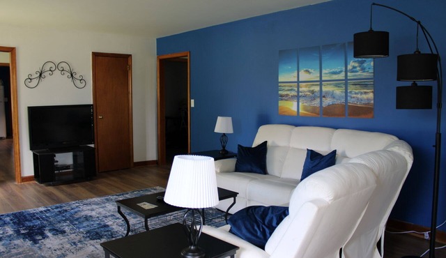 Charming 2-3 bedroom mid-century house in marvelous Morristown with AC, WiFi