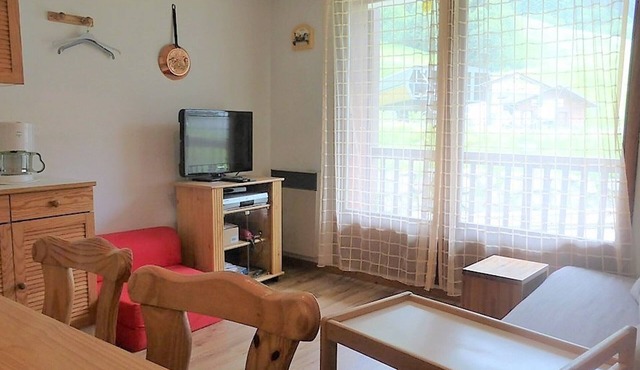 Charming 2* Apartment for 5 at Ski Slopes - Wifi, Parking, Pet-Friendly, Cozy Kitchen