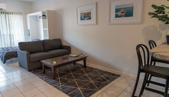 Charming 2 Apartments in delightful Islington with AC, Balcony & Wifi.