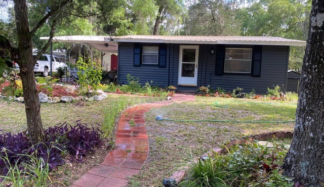 Charming 2-b/r country cottage-central Florida WiFi, AC, BBQ home away from home