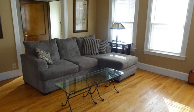 Charming 2-bedroom house with AC and WiFi in awesome Grosse Pointe Park