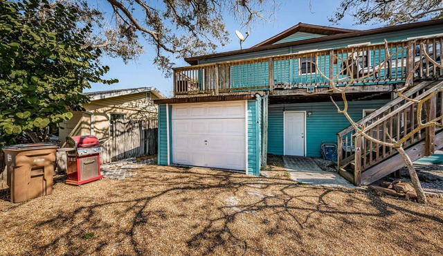 Charming 2 bedroom beach Apt walk to the beach