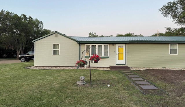 Charming 2-bedroom house with WiFi, AC in Wessington Springs