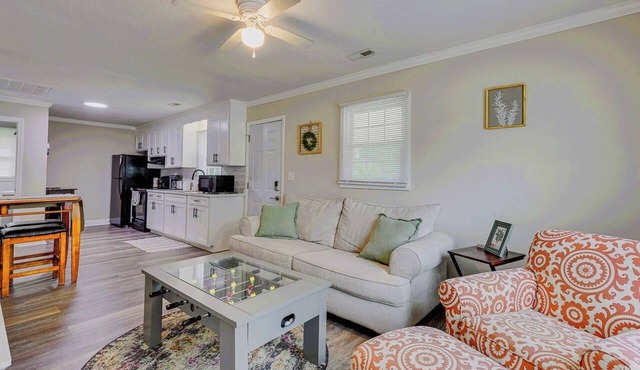 Charming 2-Bd 1-Ba home in Easley near GVL & Clemson w/WiFi, self check-in & AC