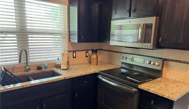 Charming 2-bd house with lake views &ride right to both loop 2 and loto sxs park
