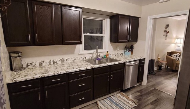 Charming 2 bd Pet Friendly Austintown Home