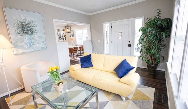 Charming 2-bdr house w/bonus room in nice Cherry Street Tulsa area.