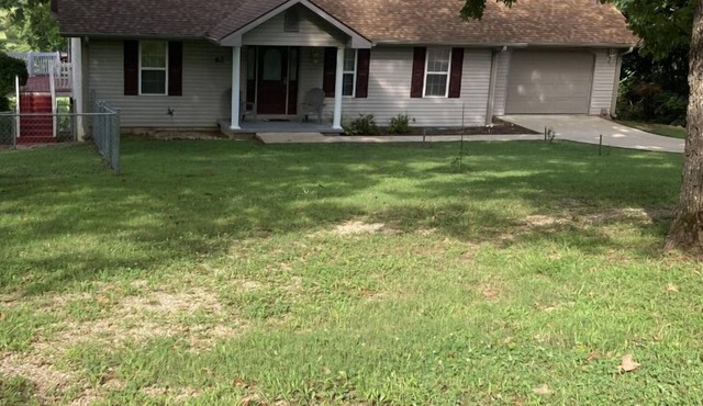 Charming 2-bdrm house with AC, WiFi in Cherokee Village with amazing river views