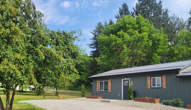 Charming 2-bdrm bungalow in lovely Bonners Ferry with WiFi, A/C, full kit & bath