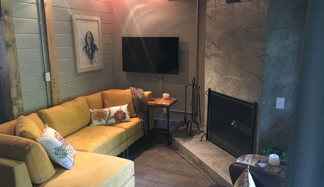 Charming 2 Bdrm Condo, Peaceful Setting on Bus Line/Vail #011008
