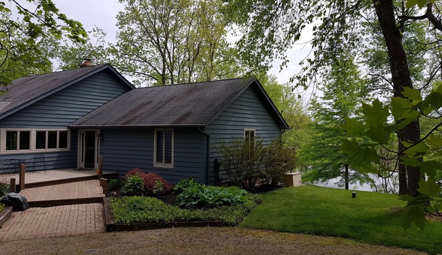 Charming 2-bdrm country house with tranquil yard - center of the universe