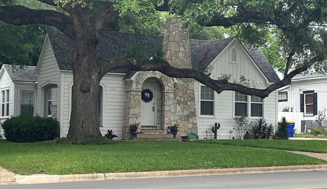 Charming 2-bdrm house walking distance from historic downtown w/WiFi & HVAC.