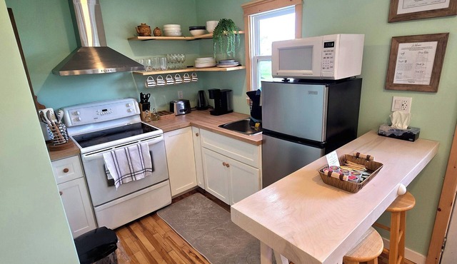 Charming 2-bedroom cottage with AC and WiFi in delightful Saint Peters Bay