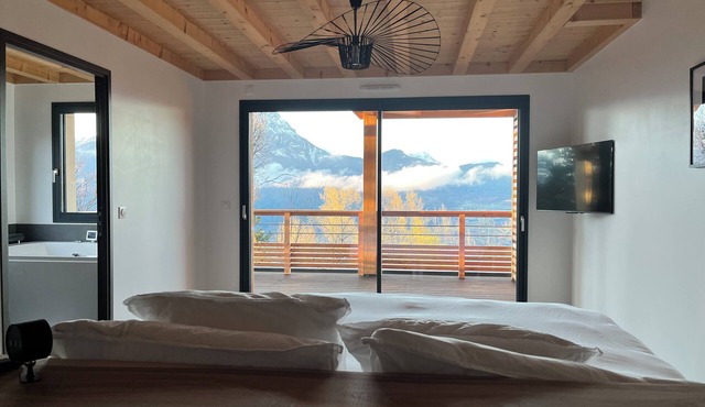 Charming 2-bedroom hotel suites with jacuzzi in welcoming Saint-Apollinaire
