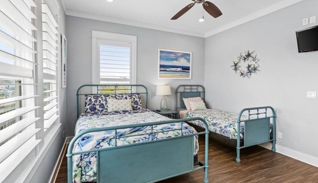 Charming 2-bedroom cabin in serene Crystal Beach
