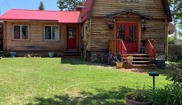 Charming 2-bedroom house in fabulous East Glacier Park with WiFi