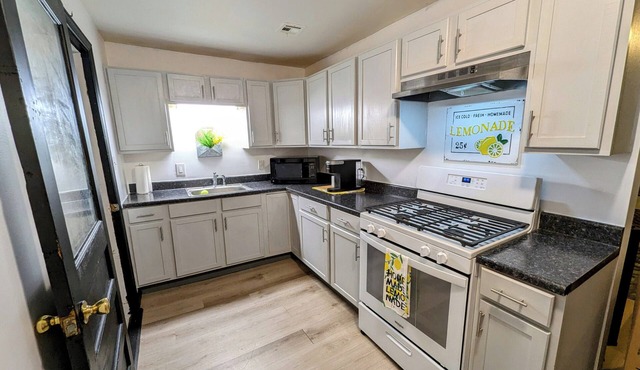 Charming 2-bedroom house with WiFi near downtown El Dorado Springs, Mo.