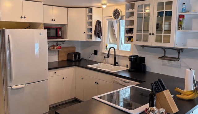 Charming 2-bedroom cabin, bordering forest WiFi and Hot Tub in Star Valley Ranch