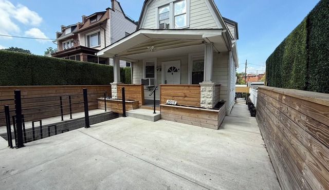 Charming 2-Bed 1,5 Bath House, free street Parkin