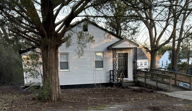 Charming 2 bed 1 bath home just a 1/2 mile from Hospital