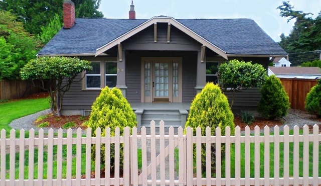 Charming 2 bed/1 bath Craftsman 1 block from downtown Issaquah