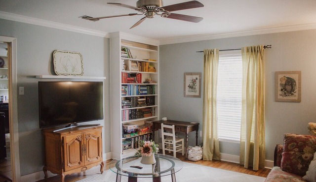Charming 2 bed 1 bath, Historic Sayles area, good 4 long stays, spacious,central