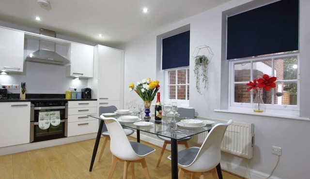Charming 2 Bed 2 Bath Flat & Parking by CozyNest