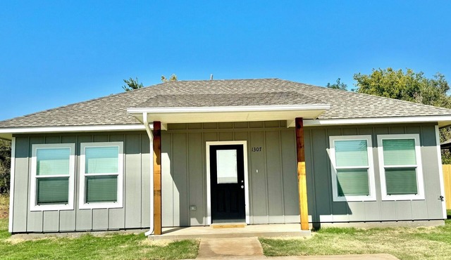 Charming 2 Bed/2 Bath house, fenced backyard, Pets OK!