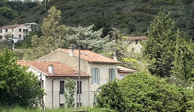 Charming 2 bed 2 bathroom house, secluded garden, sunny terrace, parking, wifi.