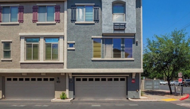 Charming 2-bed, 3-bath en suite Tempe townhouse , across from the Cubs Stadium