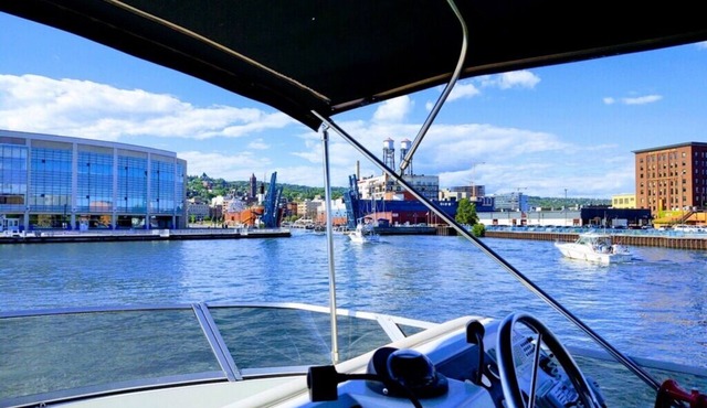 Charming 2-bed 41’ boat on tranquil St. Louis River marina, Duluth w/AC, WiFi
