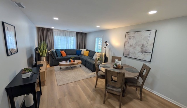 Charming 2-bed.apt in Franklin Park, AC, WiFi, O'Hare, free parking, W/D in unit