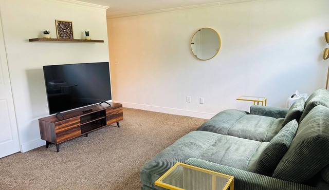 Charming 2 Bed Apartment by Ann Arbor
