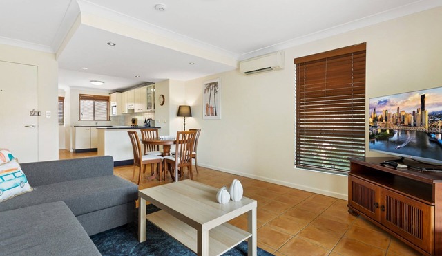 Charming 2-Bed Apartment with City Views