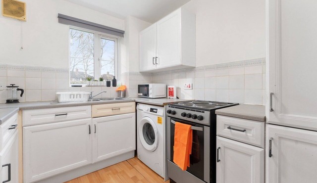 Charming 2-Bed Apartment in Hackbridge