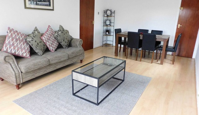 Charming 2 bed apt close to City and SEC/Hydro