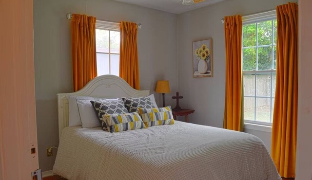 Charming 2-Bed Bluebonnet Bungalow in Historic Waxahachie