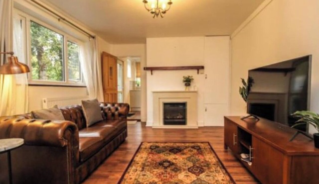 Charming 2 Bed Brentwood Victorian Conversion Flat with a garden & Free Parking
