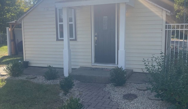 Charming 2-bed bungalow 2 bed 1 bath house fenced yard washer and dryer private