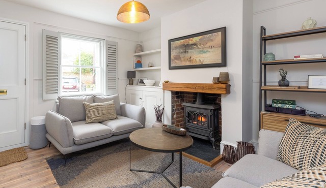 Charming 2 Bed Cottage - within the city walls- FREE parking - garden