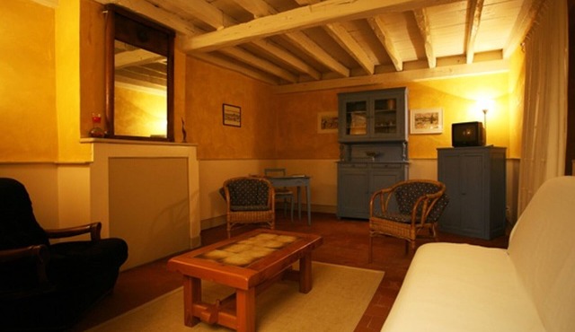 Charming 2-Bed Cottage with Castle Views, Garden, BBQ, Close to Nevers & Magny-Cours