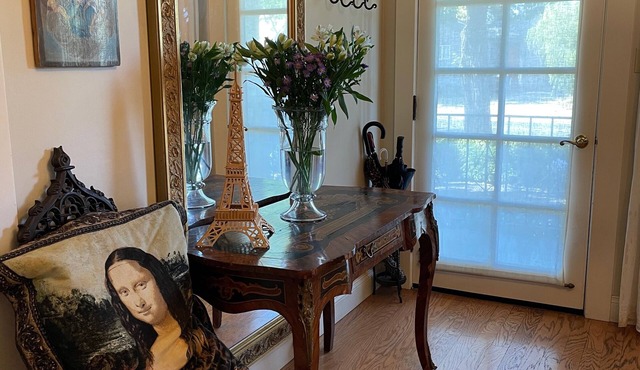 Charming 2-bed cottage in fabulous Napa. Walk to downtown with WiFi, AC