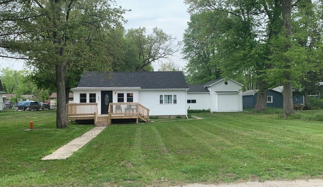 Charming 2-bed cottage on Bass Lake with access to public beach and boat launch.