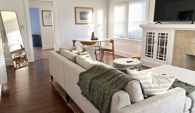 Charming 2-Bed Craftsman Bungalow w/AC, Parking