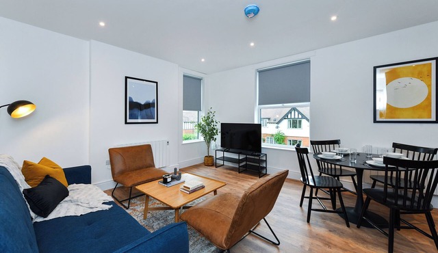 Charming 2-Bed Flat: Stylish, Spacious, & Prime Location