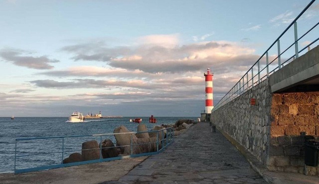 Charming 2-Bedroom House, 900m from Beach, Large Terrace, Quiet Area