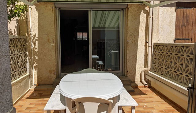 Charming 2-Bedroom Villa with AC, 400m from Beach, Sleeps 5/6
