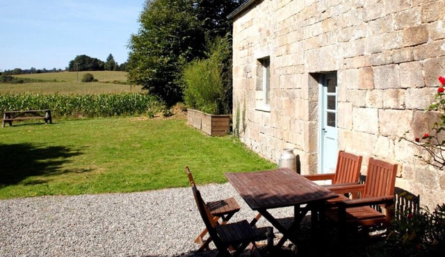 Charming 2-bed gite on beautiful 2-acre site, sleeps 5, plus cots.