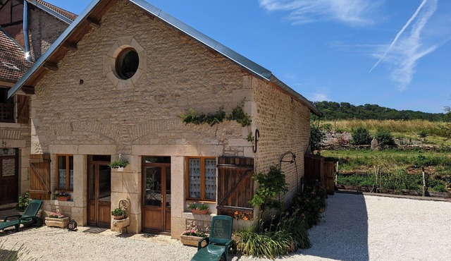 Charming 2-Bed Gîte with Pool on 3-Hectare Farm with Pets
